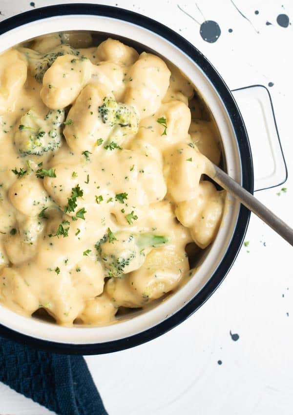 Gnocchi Mac ´n Cheese Style im Topf, von oben fotografiert