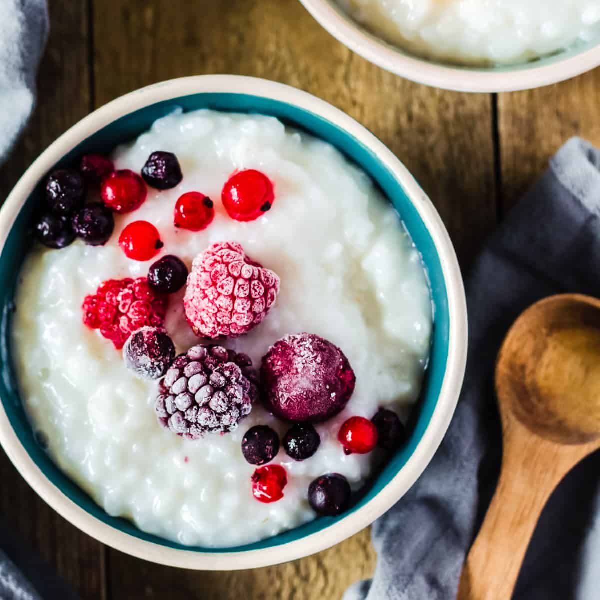 Kokosmilchreis mit Beeren in Schale von oben