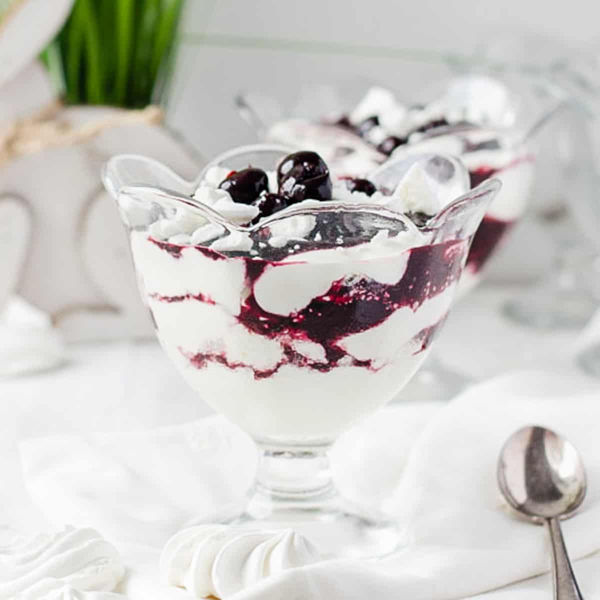 Eton Mess im Eisglas mit Kirschen und Baiser oben drauf